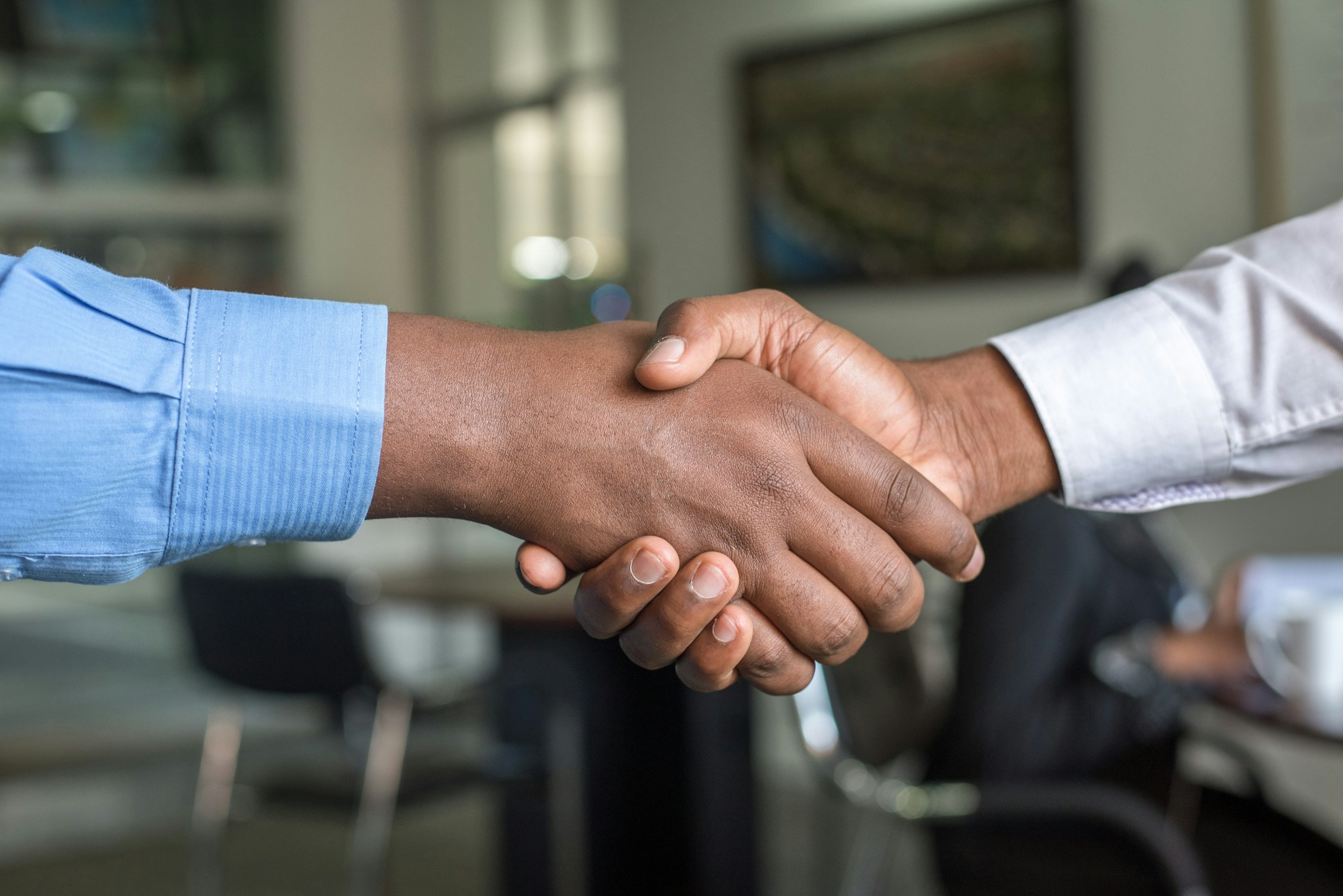 A handshake after hiring through Dada Hub